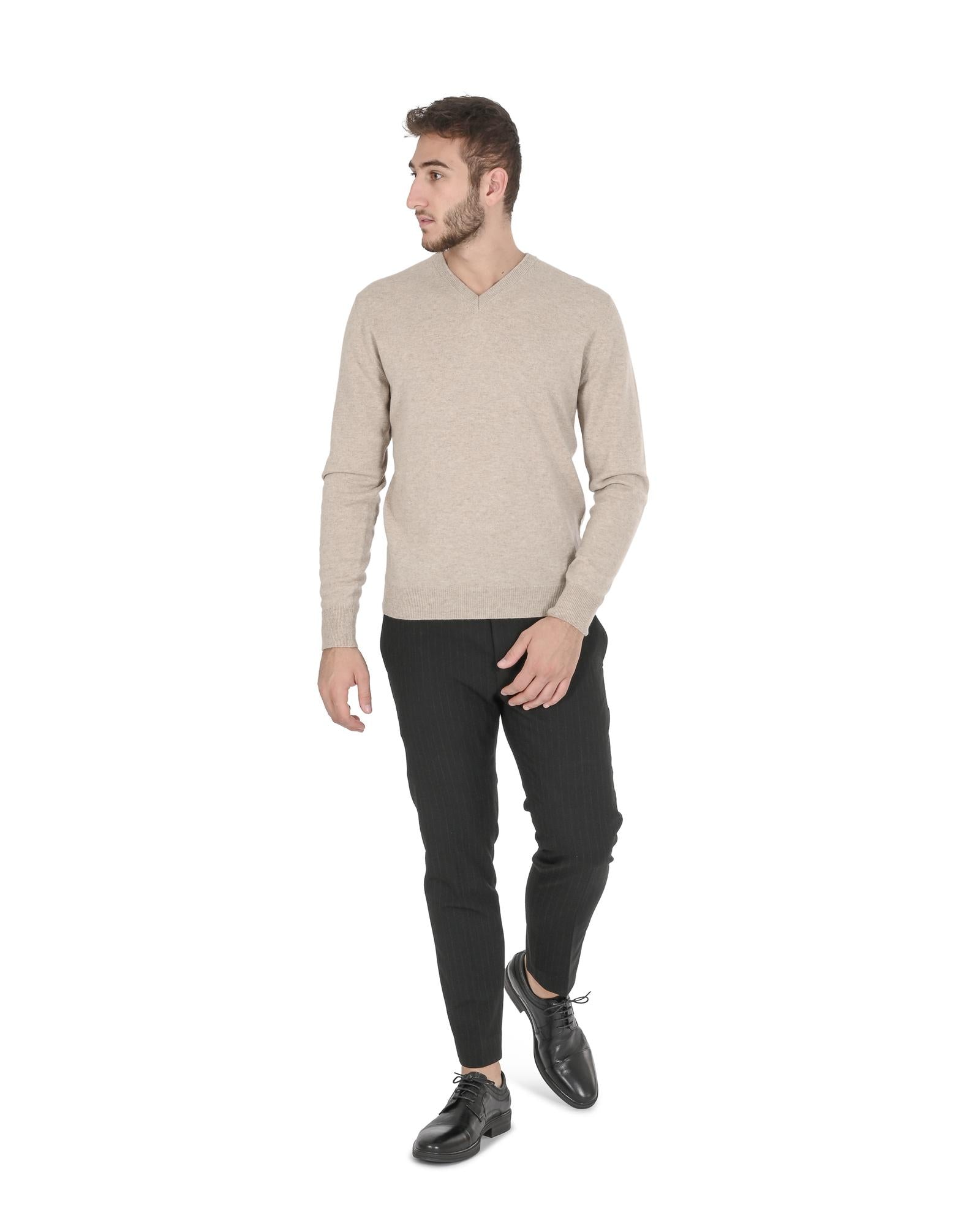 Refined Cashmere V-Neck Sweater - M Secondary image