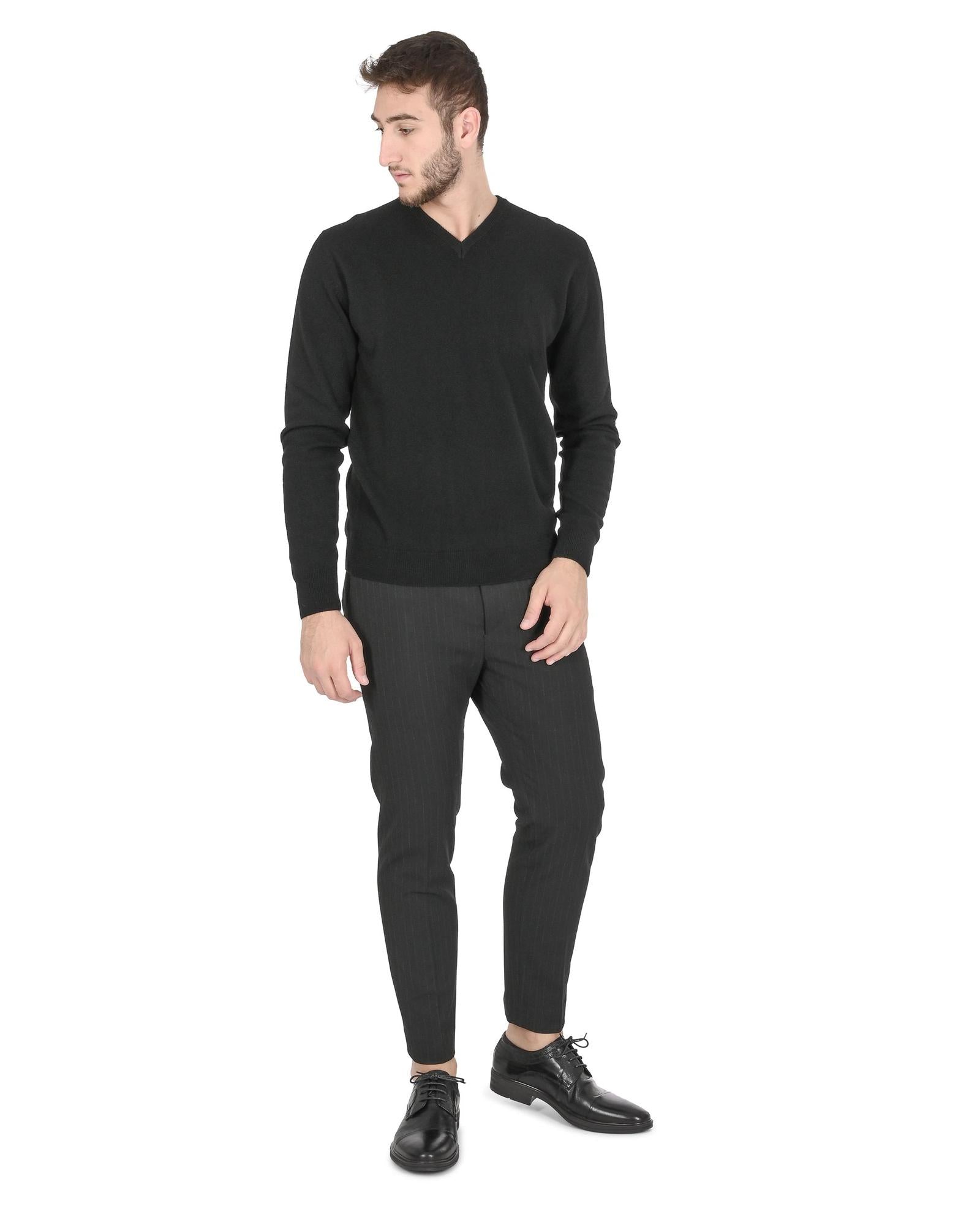 Crown of Edinburgh Cashmere Men's Refined Cashmere V-Neck Sweater in Black - 3XL Main image