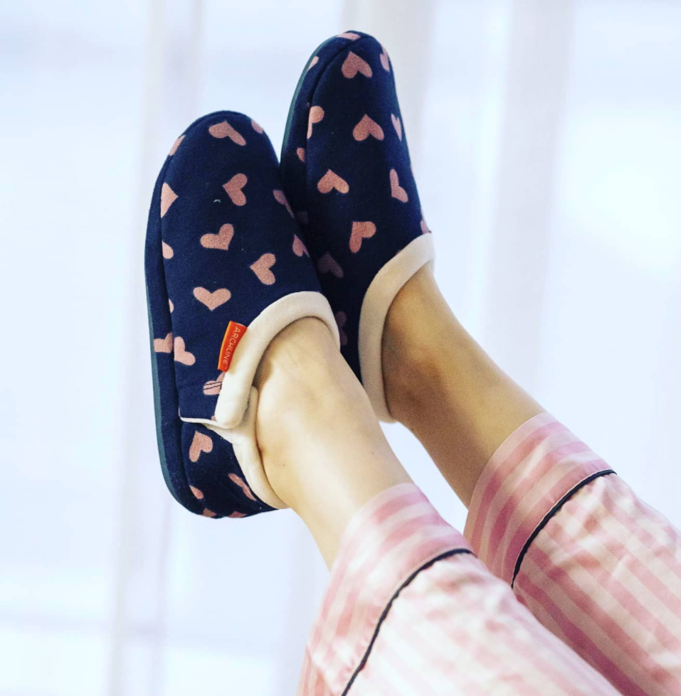 ARCHLINE Orthotic Slippers CLOSED Arch Scuffs Moccasins Pain Relief in Navy Hearts - EUR40