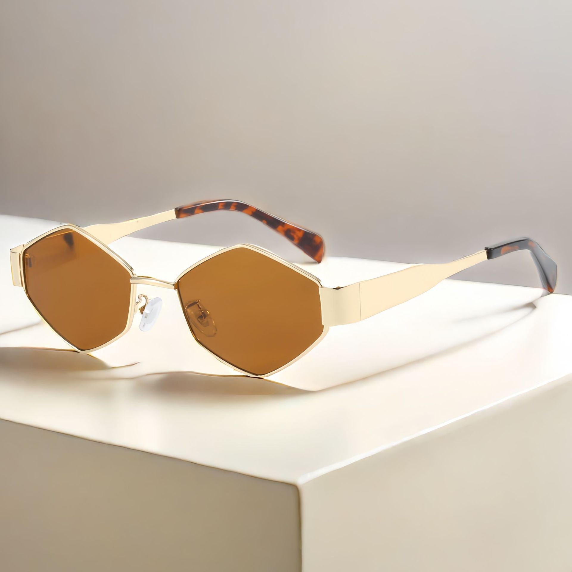 Chic Geometric Sunglasses Women's Fashion Metal Frame Sun Glasses Men Vintage Non-Mirrored Lenses Optical Gafas UV400 Main image