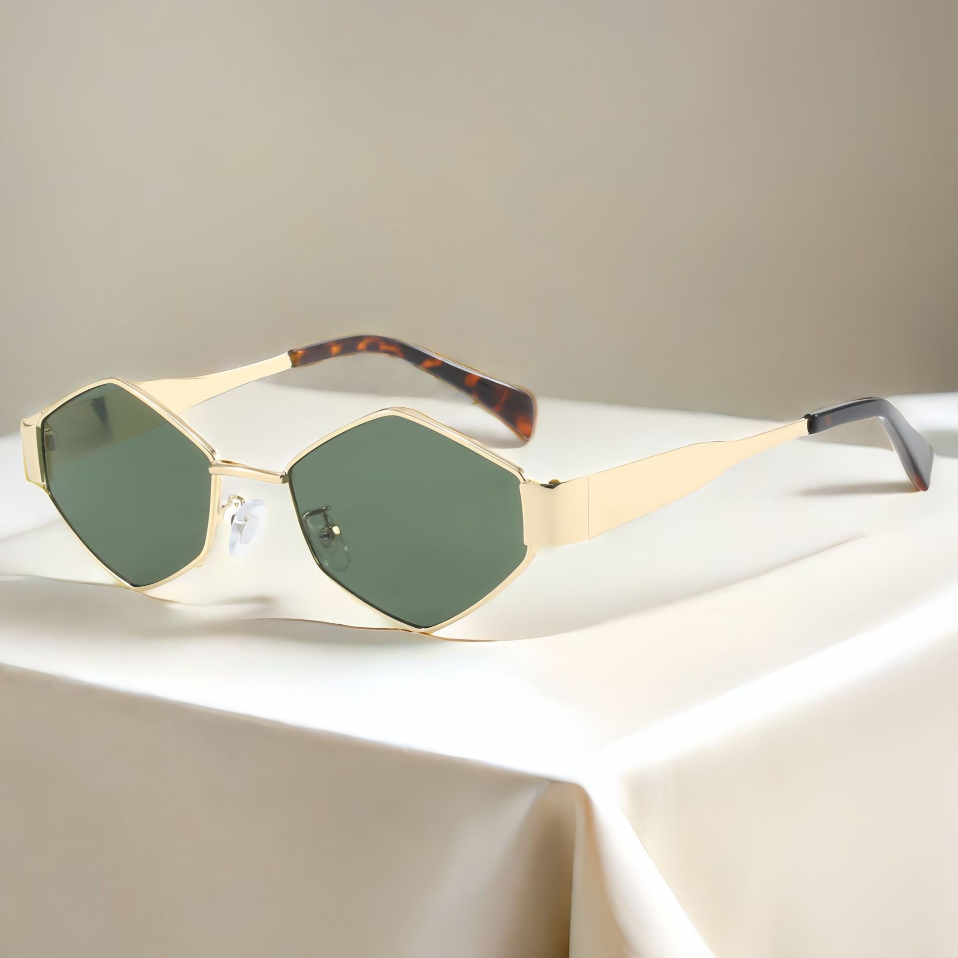 Chic Geometric Sunglasses Women's Fashion Metal Frame Sun Glasses Men Vintage Non-Mirrored Lenses Optical Gafas UV400 Main image