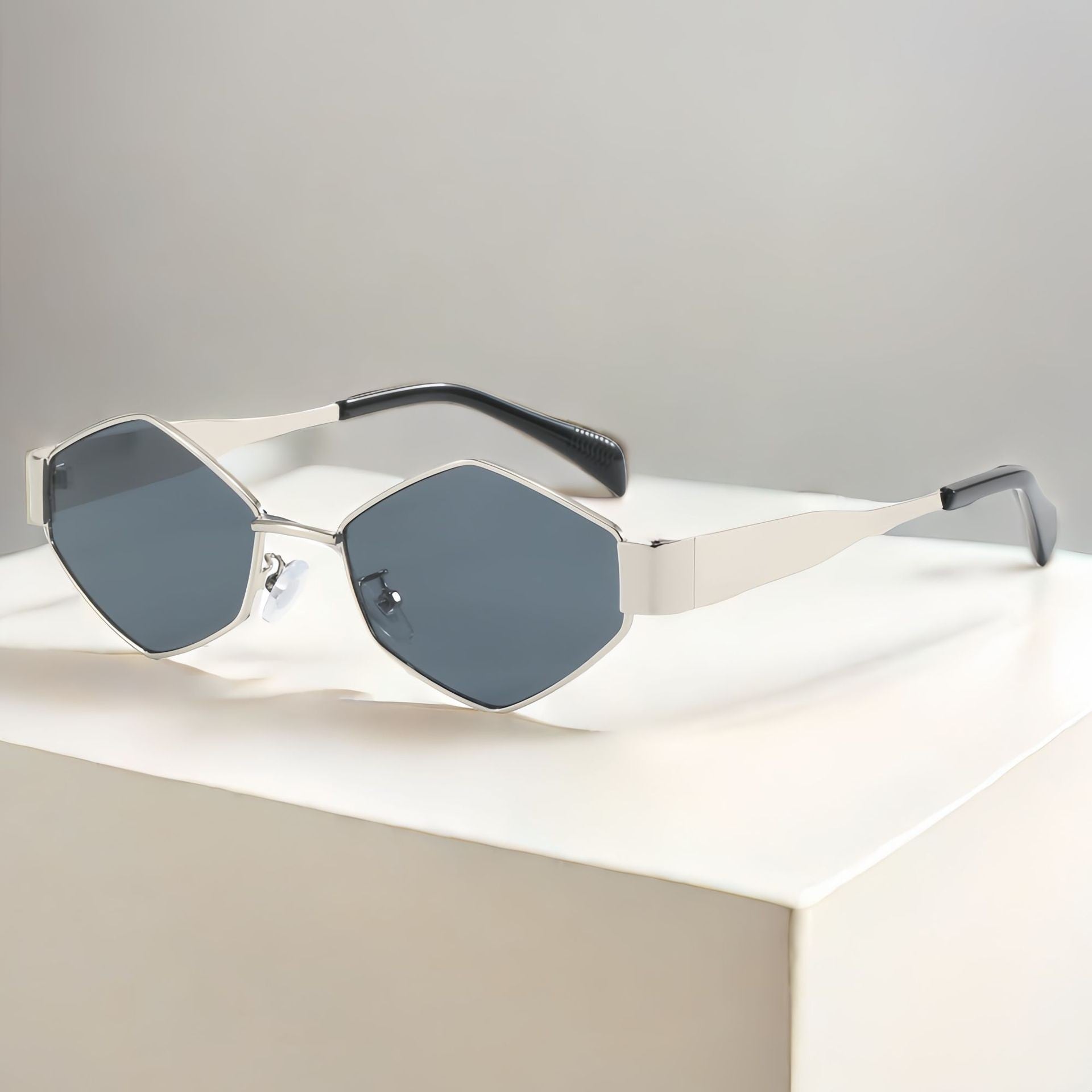 Chic Geometric Sunglasses Women's Fashion Metal Frame Sun Glasses Men Vintage Non-Mirrored Lenses Optical Gafas UV400 Main image