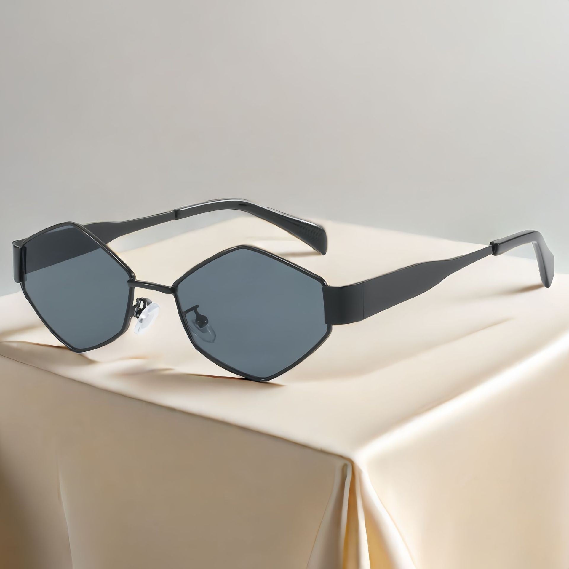 Chic Geometric Sunglasses Women's Fashion Metal Frame Sun Glasses Men Vintage Non-Mirrored Lenses Optical Gafas UV400 Main image
