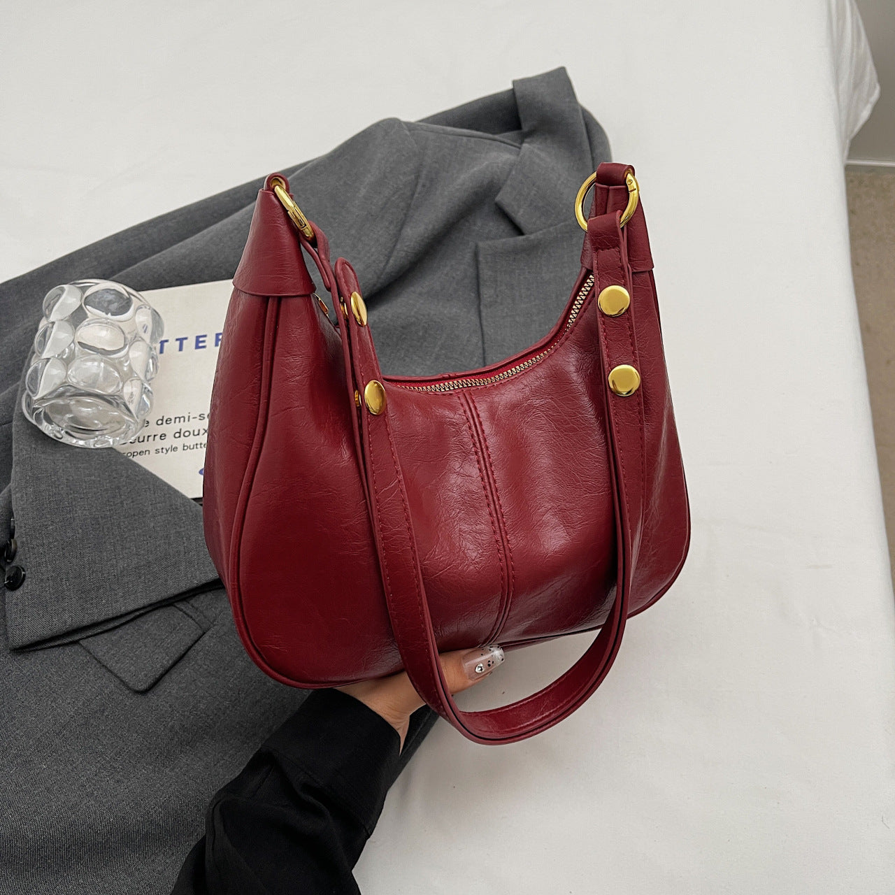 Red Vintage Faux Leather Hobo Shoulder Bag - Classic and Versatile Handbag Main image