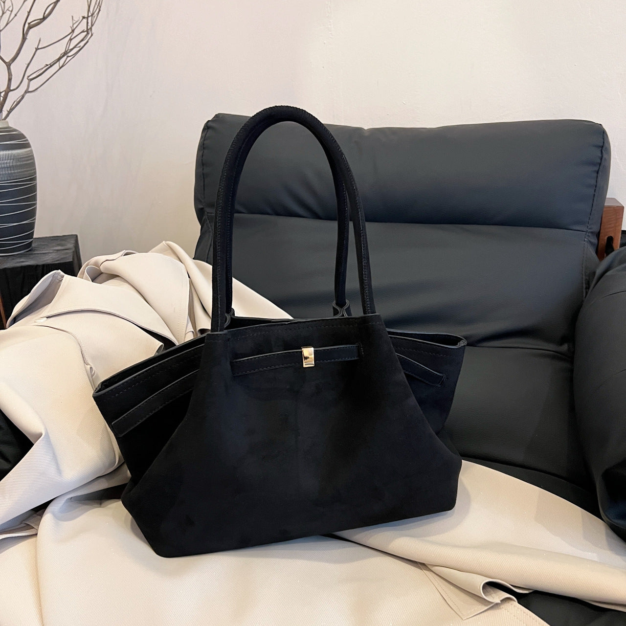 Black Elegant Suede Tote Bag - Soft and Stylish Handbag for Everyday Use Main image