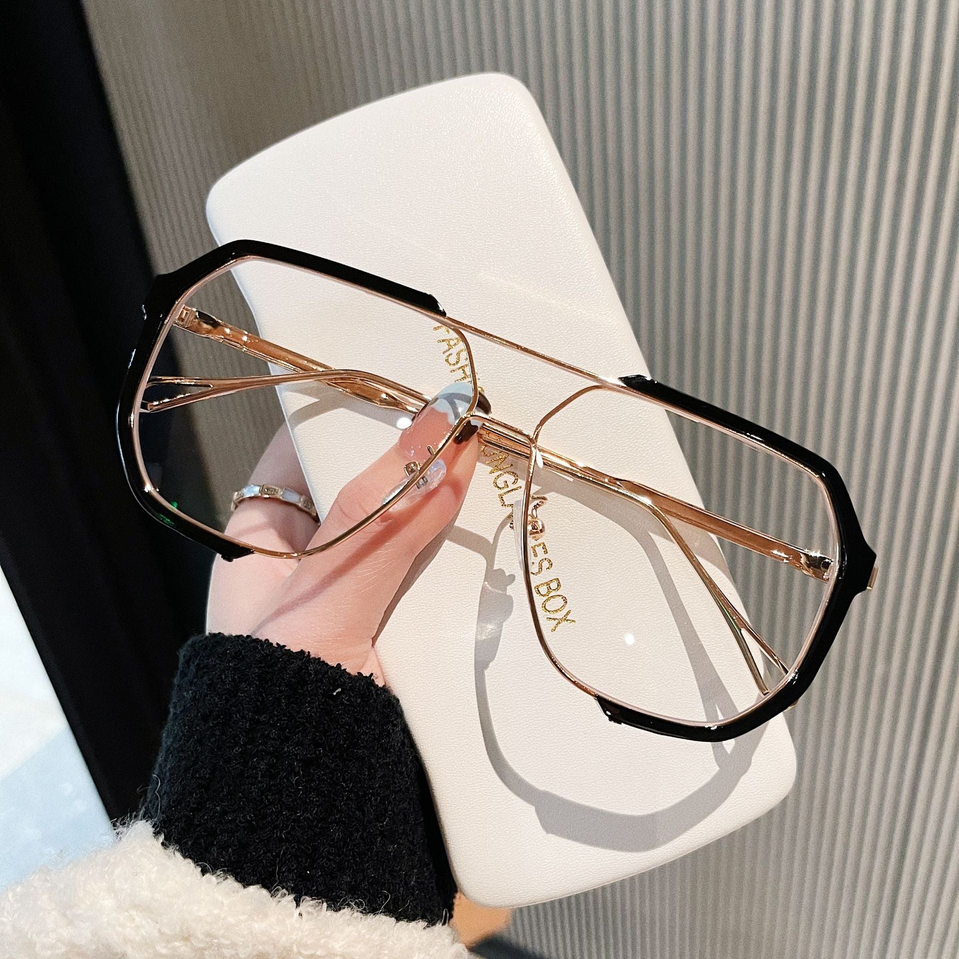Black Frame White Tablets Unisex Oversized Aviator Metal Frame Sunglasses - Retro Fashion Eyewear with AC Lenses Main image
