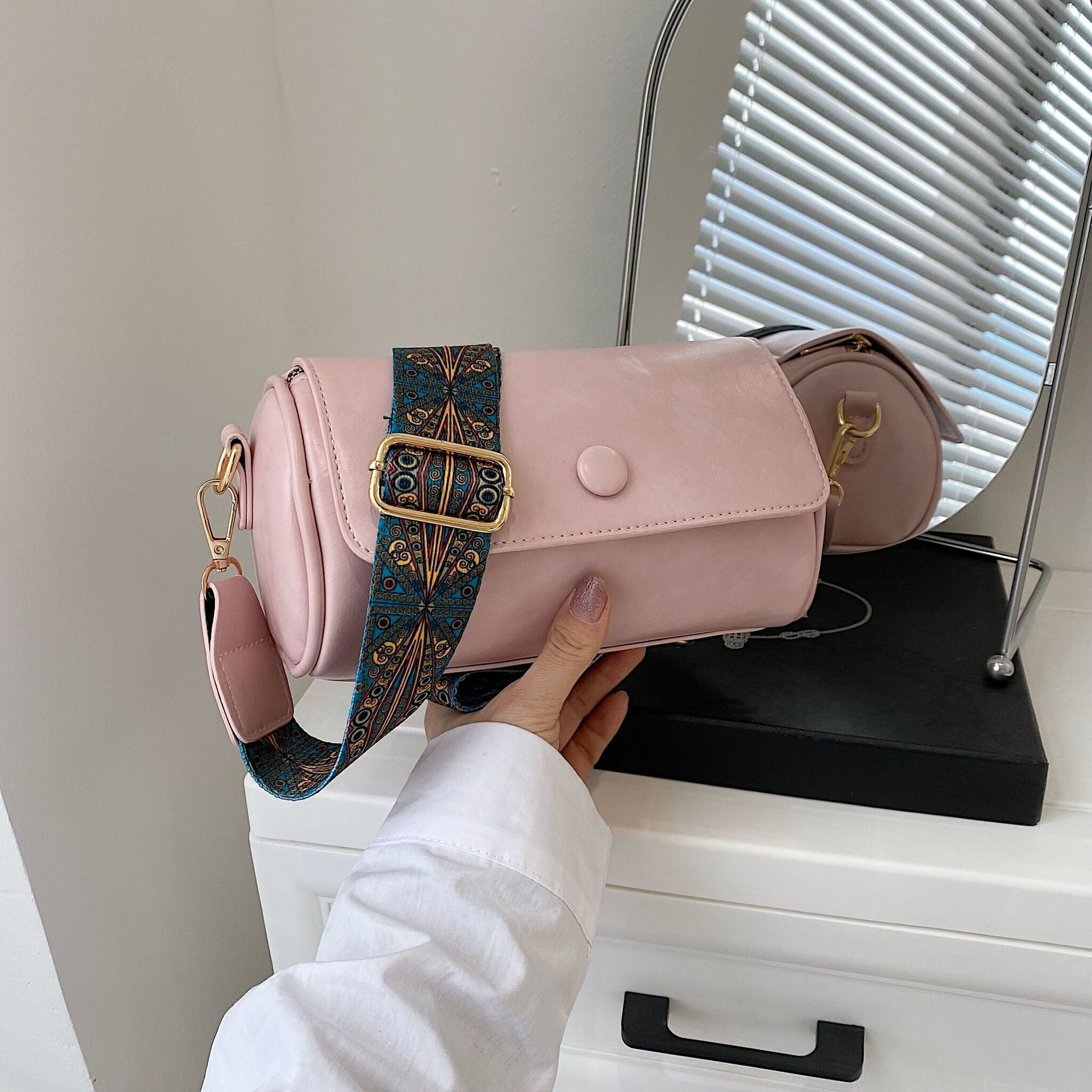 Pink Vintage PU Leather Shoulder Bag with Adjustable Strap - Compact and Stylish Main image