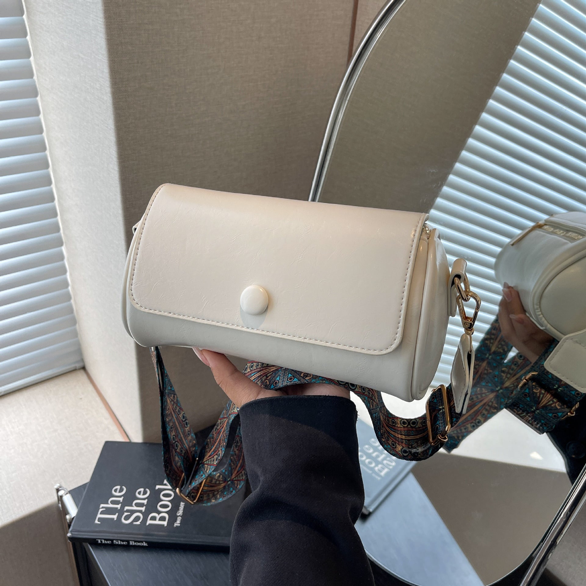 Off-white Vintage PU Leather Shoulder Bag with Adjustable Strap - Compact and Stylish Main image