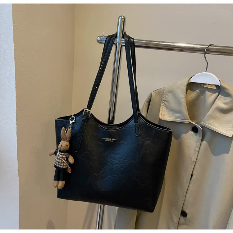 Black Elegant Black PU Leather Tote Bag with Cute Bear Keychain - Large Capacity Handbag for Women (38 x 26 x 13 cm) Main image