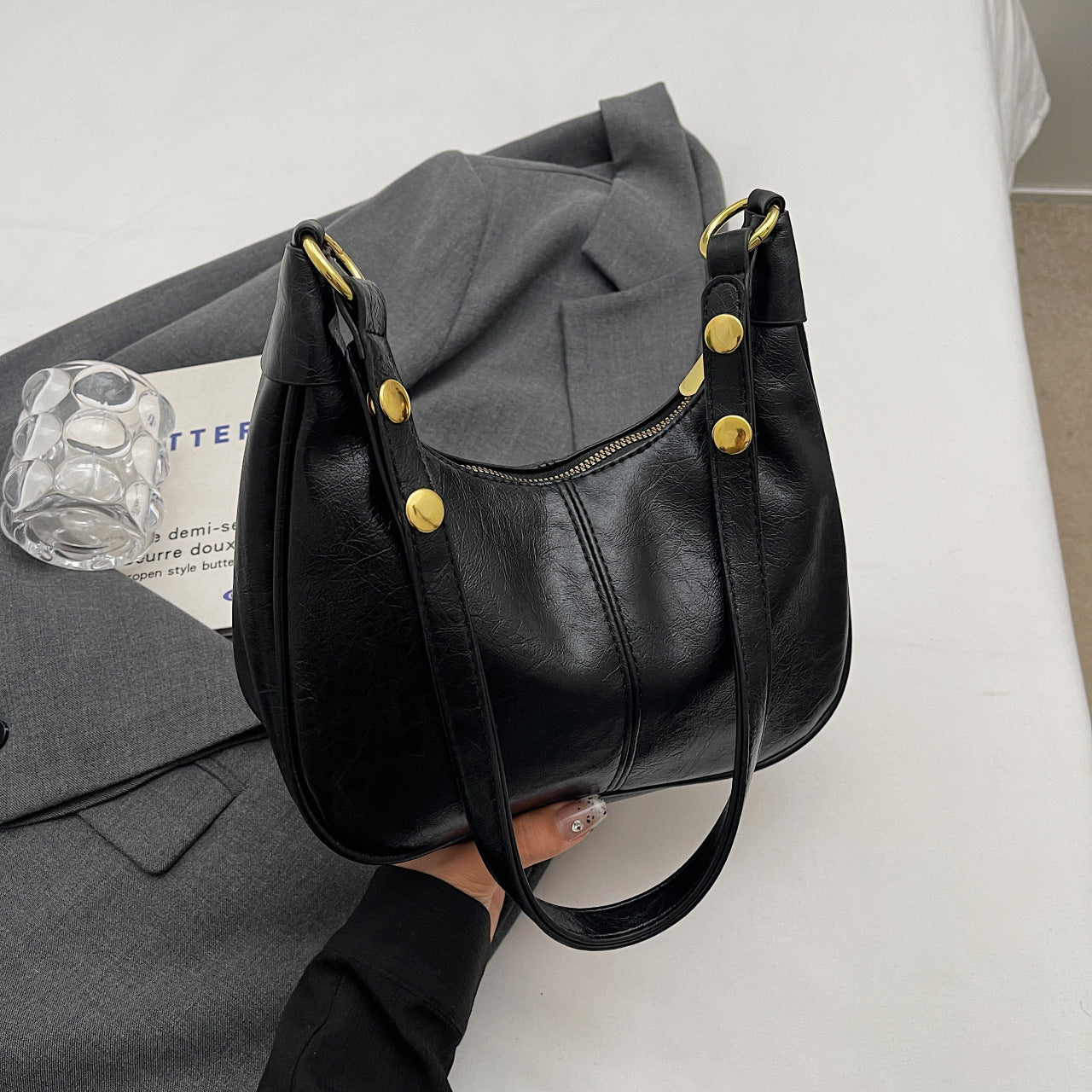 Black Vintage PU Leather Shoulder Bag - Women's Simple and Stylish Tote Bag for Commuting and Casual Use Main image