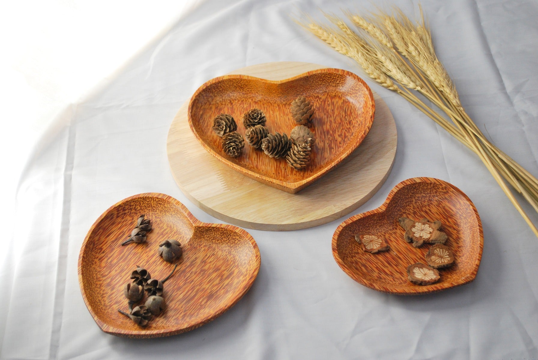 Set of 3 Coconut Wood Heart Shape Plates Natural Secondary image